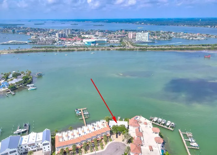 Apartment Bay Watch #3 ➠ Waterfront Views • 10-Min Walk To Beach • Free Parking Clearwater Beach