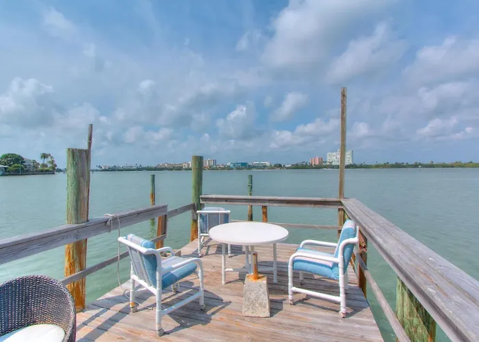 Apartment Bay Watch #3 ➠ Waterfront Views • 10-Min Walk To Beach • Free Parking *