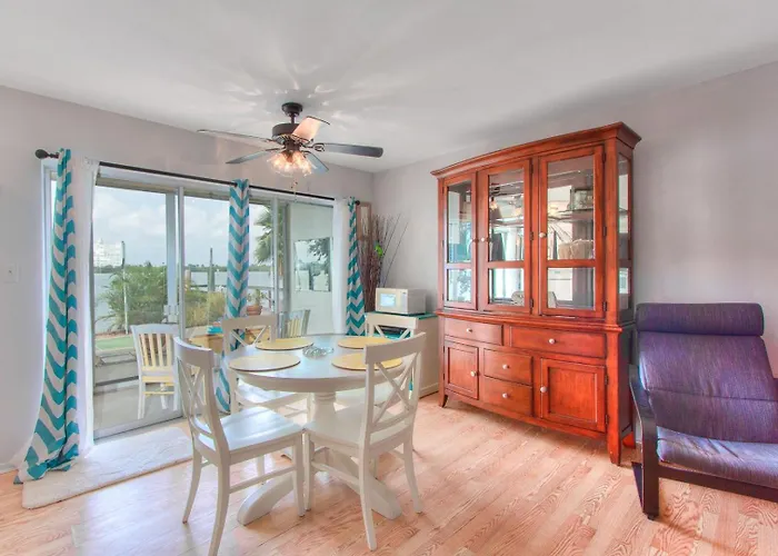 Bay Watch #3 ➠ Waterfront Views • 10-Min Walk To Beach • Free Parking Apartment Clearwater Beach