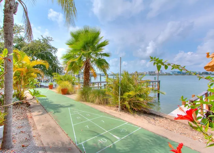 Apartment Bay Watch #3 ➠ Waterfront Views • 10-Min Walk To Beach • Free Parking *