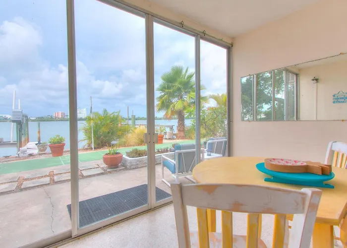 Bay Watch #3 ➠ Waterfront Views • 10-min Walk To • Free Parking Apartment *
