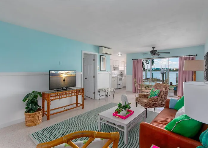 Bay Watch #3 ➠ Waterfront Views • 10-min Walk To • Free Parking Apartment *