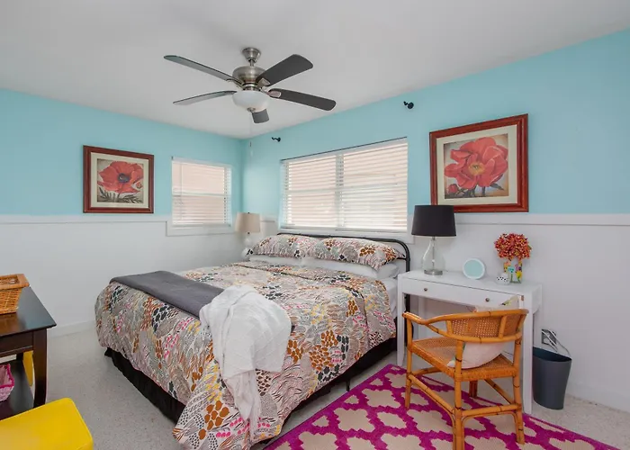 Apartment Bay Watch #3 ➠ Waterfront Views • 10-min Walk To • Free Parking *