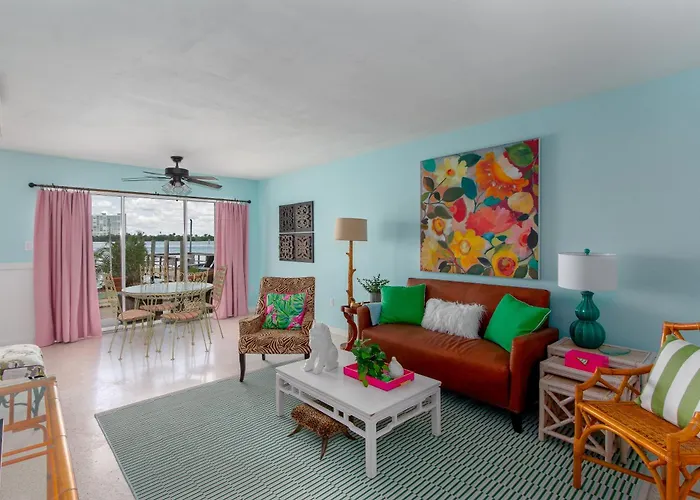 Apartment Bay Watch #3 ➠ Waterfront Views • 10-min Walk To • Free Parking Clearwater Beach