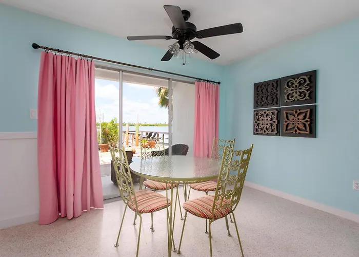 Bay Watch #3 ➠ Waterfront Views • 10-min Walk To • Free Parking Apartment